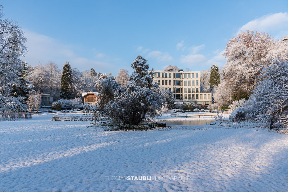 die Hotelfachschule Zürich im verschneiten Belvoirpark