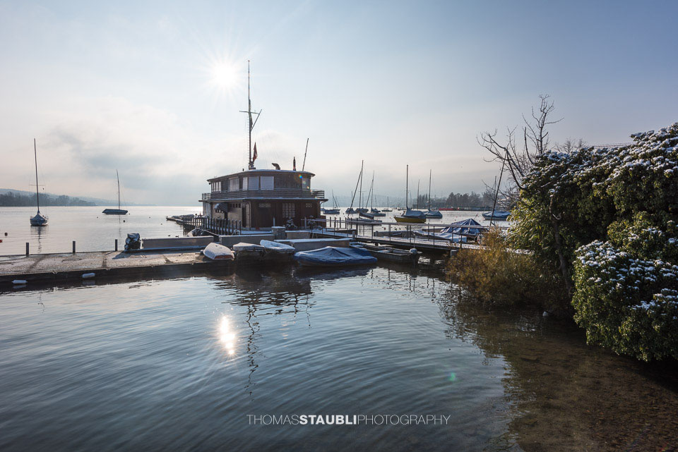 Sonne über dem Bootshaus am General-Guisan-Quai in Zürich