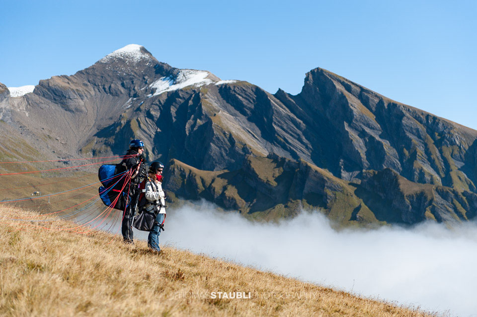 Tandem Gleitschirmflieger warten auf guten Wind
