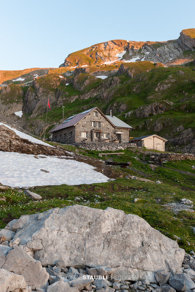 frühmorgens auf der Wildhornhütte