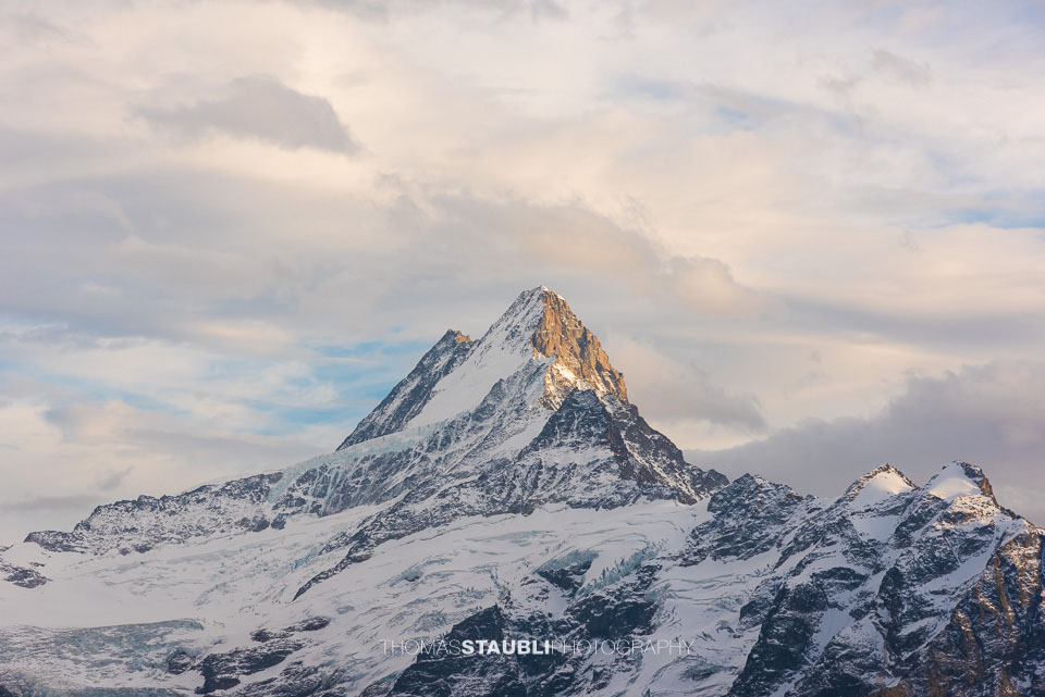 Wolken über dem verschneiten Schreckhorn