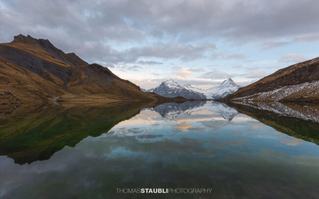 Wolkenhimmel über dem spiegelden Bachsee