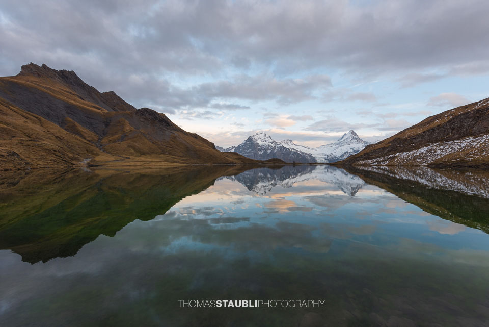 Wolkenhimmel über dem spiegelden Bachsee