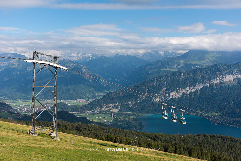 Niederhornbahn mit Thunersee im Hintergrund