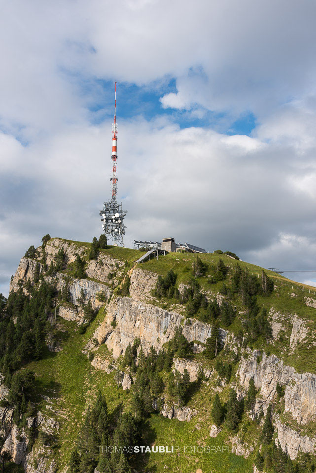 Wolkenhimmel über dem Sendemast auf dem Niederhorn