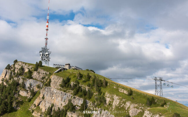 Wolkenhimmel über dem Sendemast auf dem Niederhorn