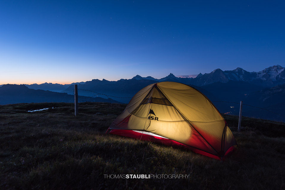 Zelt auf dem Niederhorn vor den Berner Alpen vor Sonnenaufgang