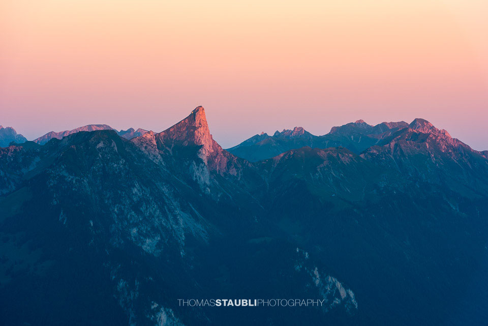 die ersten Sonnenstrahlen erreichen das Stockhorn
