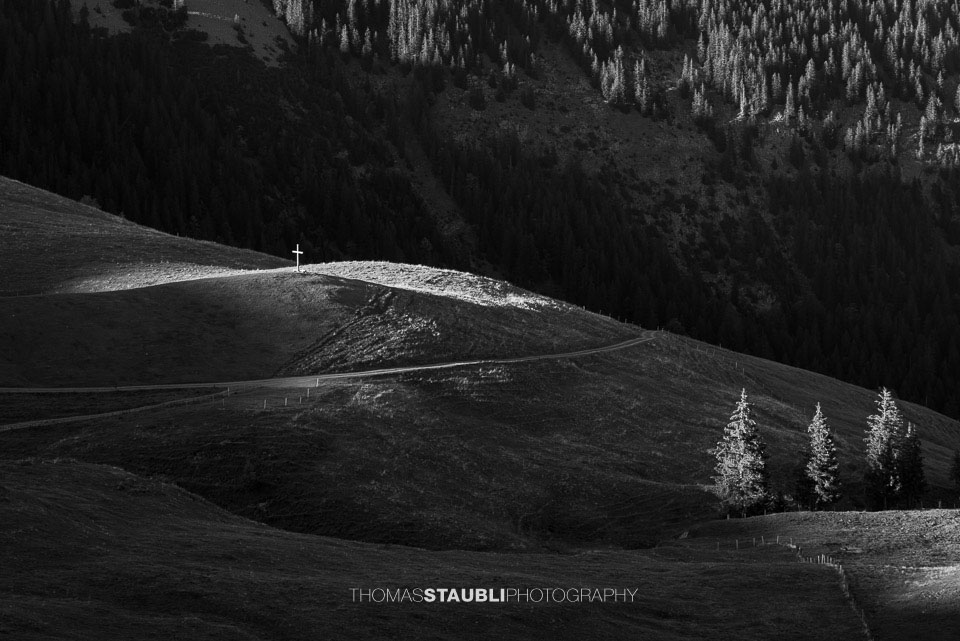 Gipfelkreuz im letzten Abendlicht