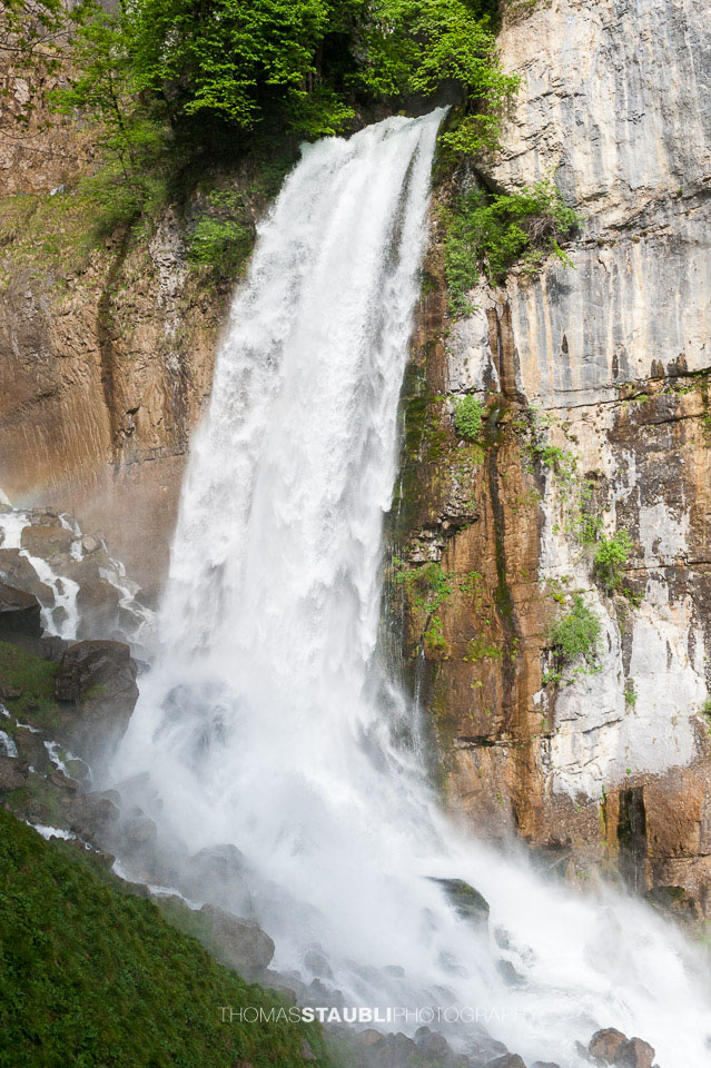 Wasserfall – aus einem unterirdischen Höhlensystem ergiessen sich die beachtlichen Wassermassen der Ringquelle in einen 22 Meter tiefen Abgrund.