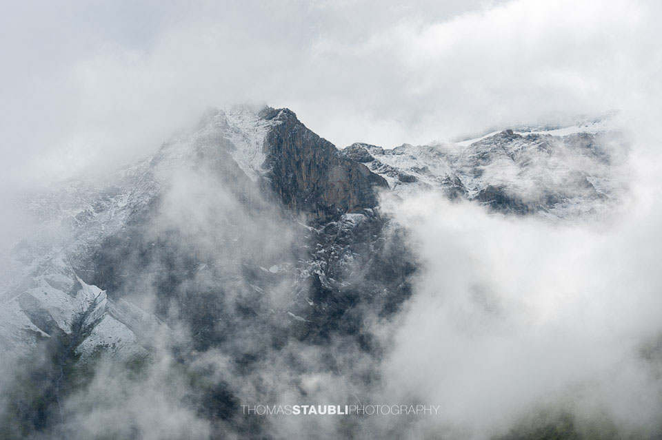 Wolkenverhangene und weiss gezuckerte Glarner Vorab der Glarner Alpen
