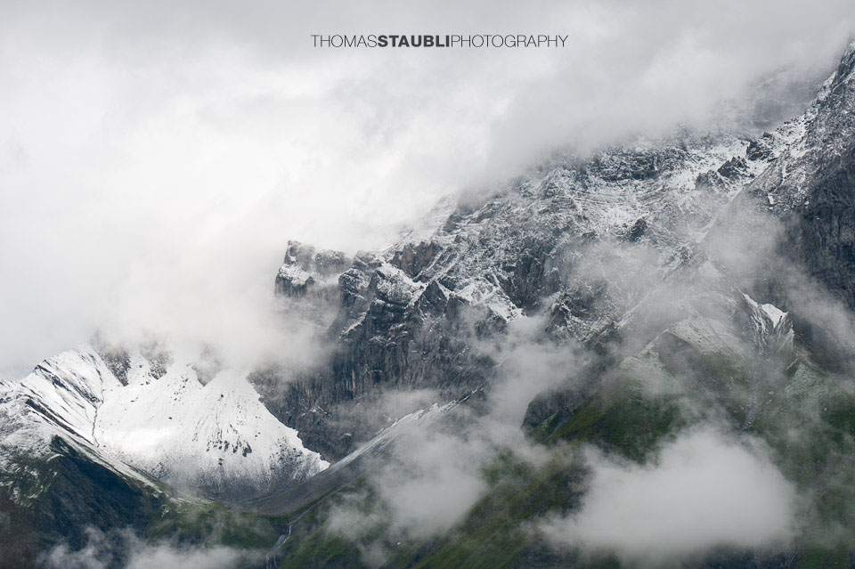 Wolkenverhangene und weiss gezuckerte Glarner Alpen