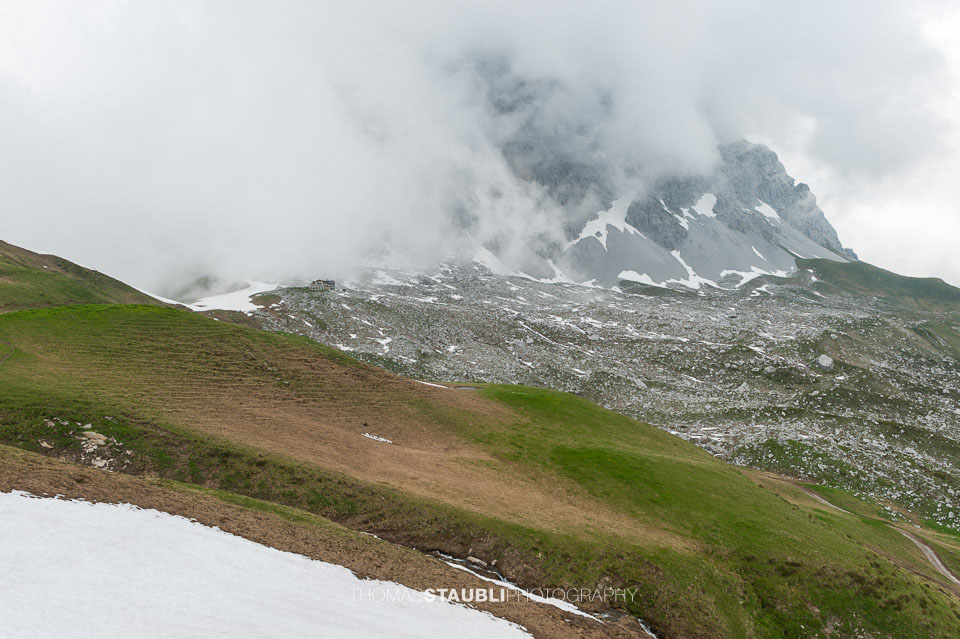 Nebel und Schneereste auf der Carschinahütte