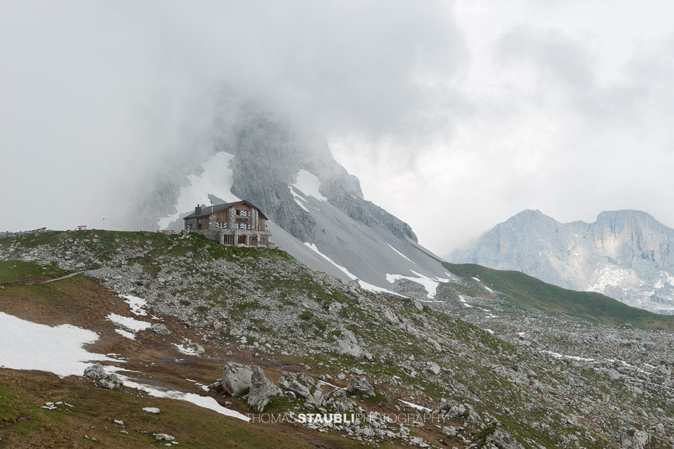 Nebel und Schneereste auf der Carschinahütte