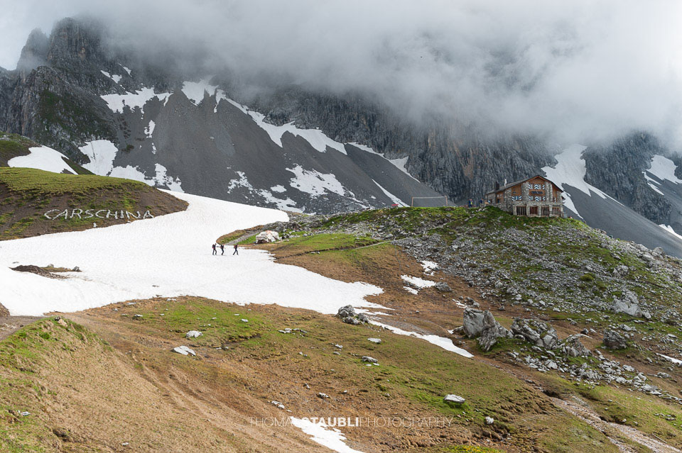 Nebel und letze Schneefelder auf der Carschinahütte