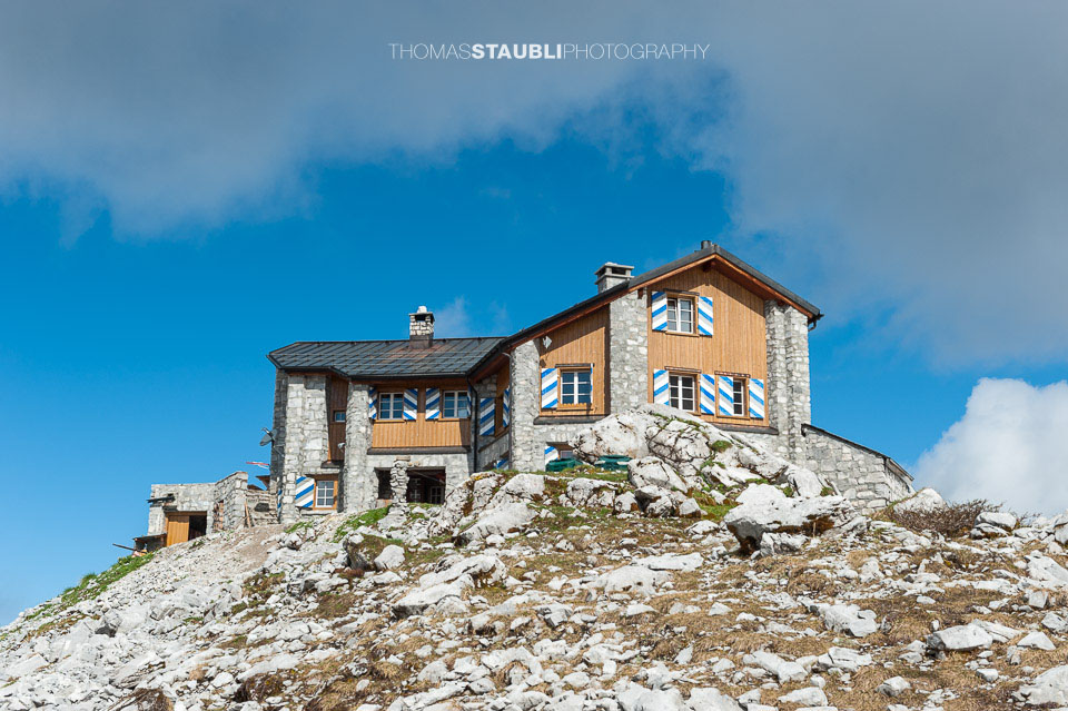 Wolken und blauer Himmel über der Carschinahütte