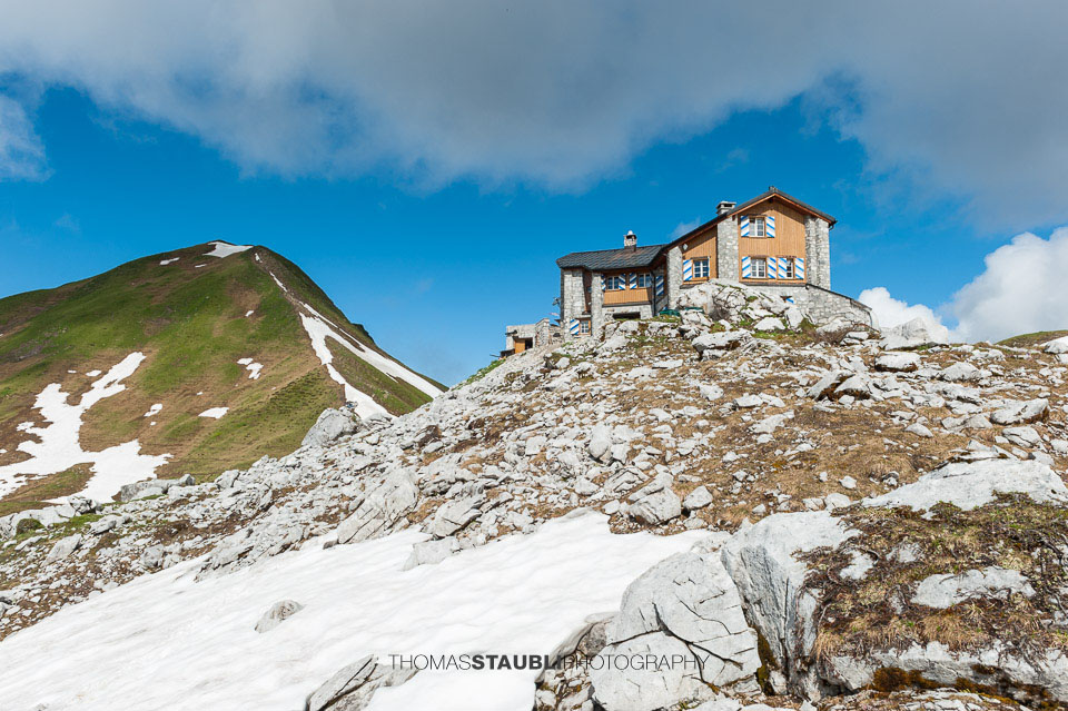 Wolken und blauer Himmel über der Carschinahütte