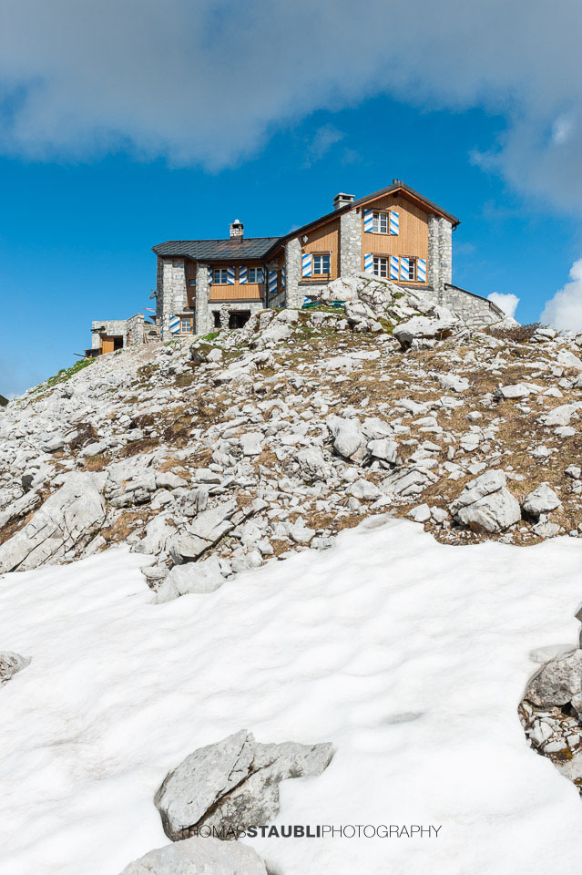 Wolken und blauer Himmel über der Carschinahütte