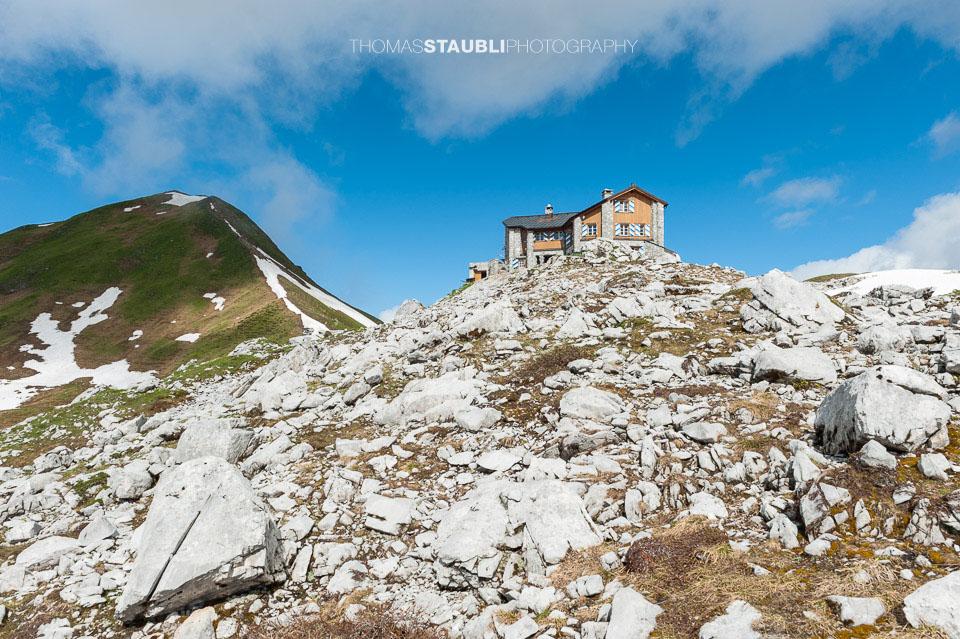 Wolken und blauer Himmel über der Carschinahütte