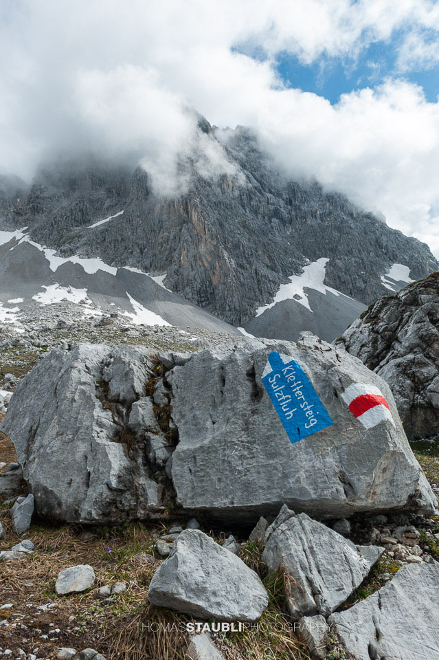 Wegweiser zum Klettersteig Sulzflue