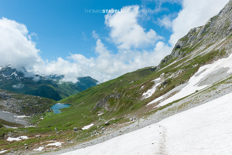 Blick hinunter zum Partnunsee