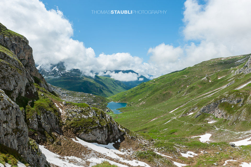 Blick hinunter zum Partnunsee