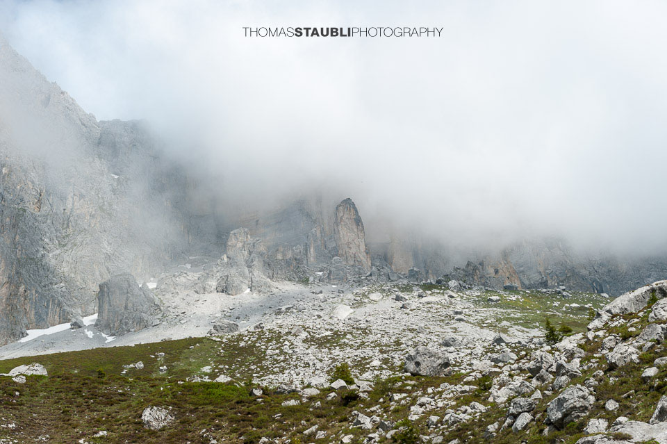 die Felswände bei Partun in Nebel verhüllt