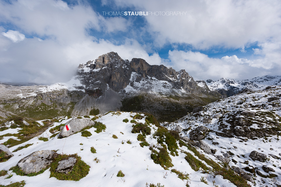 Schnee, Wolken und Sonne über Partnun