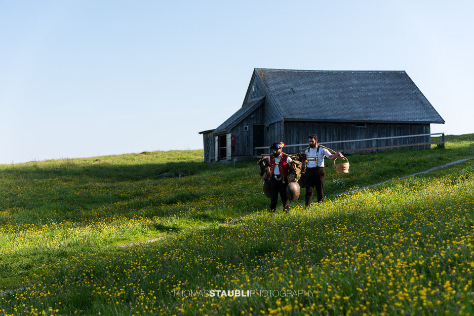 Sennen in der Tracht beim Alpaufzug auf der Alp Soll im Alpstein