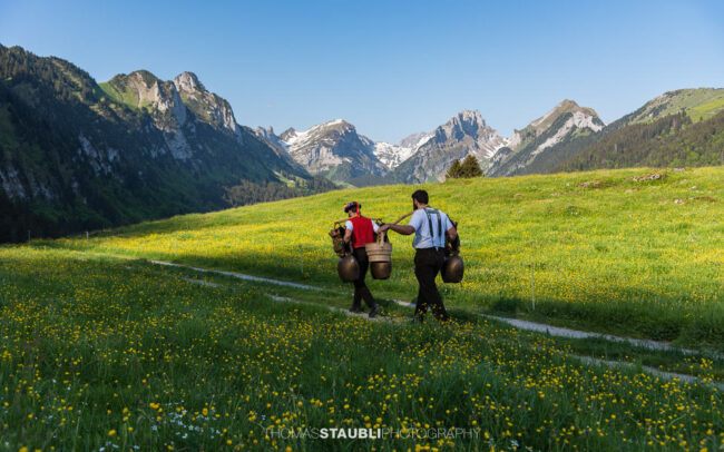Sennen in der Tracht beim Alpaufzug auf der Alp Soll im Alpstein