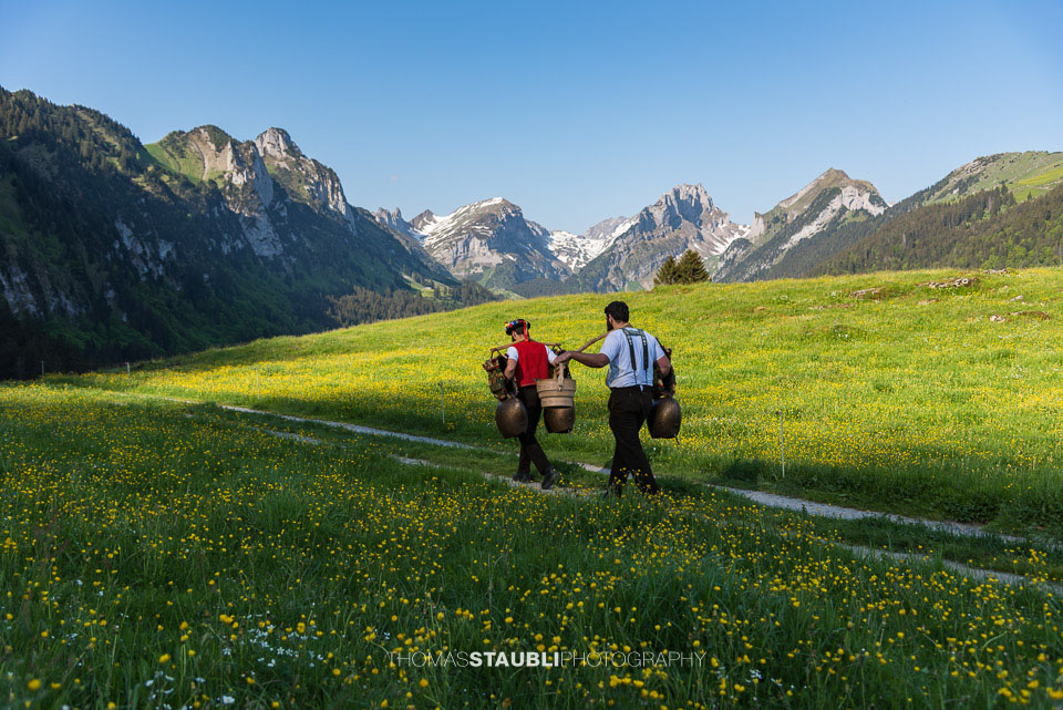 Sennen in der Tracht beim Alpaufzug auf der Alp Soll im Alpstein