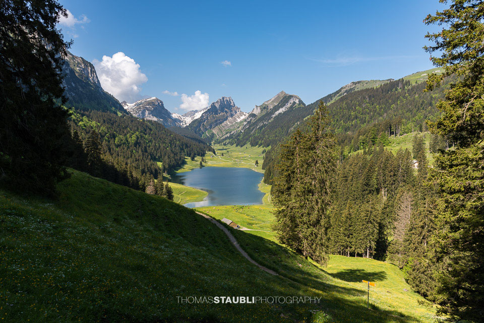 die ersten Sonnenstrahlen über dem Sämtisersee im Alpstein