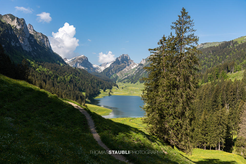 die ersten Sonnenstrahlen über dem Sämtisersee im Alpstein