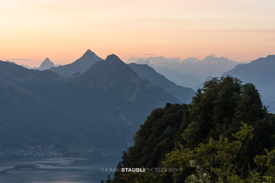 Blick vom Bürgenstock Richtung Grosser Mythen, Rigi Hochflue und Viznauerstock/Gersauerstock im warmen rötlichen Morgenlicht