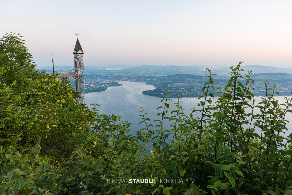 Frühmorgens auf dem Bürgenstock mit Blick zum Hammetschwand-Lift und der Stadt Luzern im Hintergrund