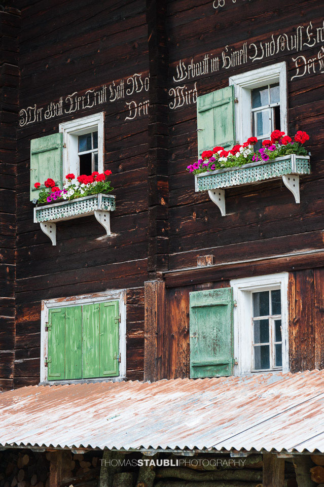 Holzfassade eines blumengeschmücktes Bauernhaus bei St. Antönien im Prättigau