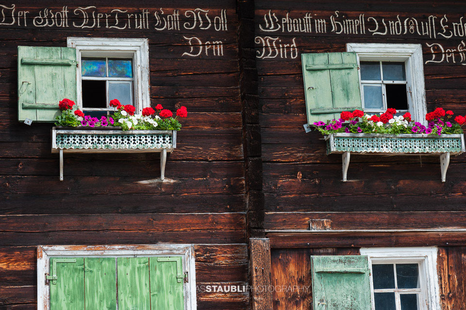 Holzfassade eines blumengeschmücktes Bauernhaus bei St. Antönien im Prättigau