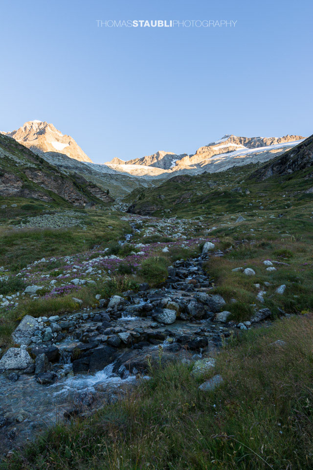 die ersten Sonnenstrahlen erreichen Wellenkuppe, Trifthorn und Zinalrothorn