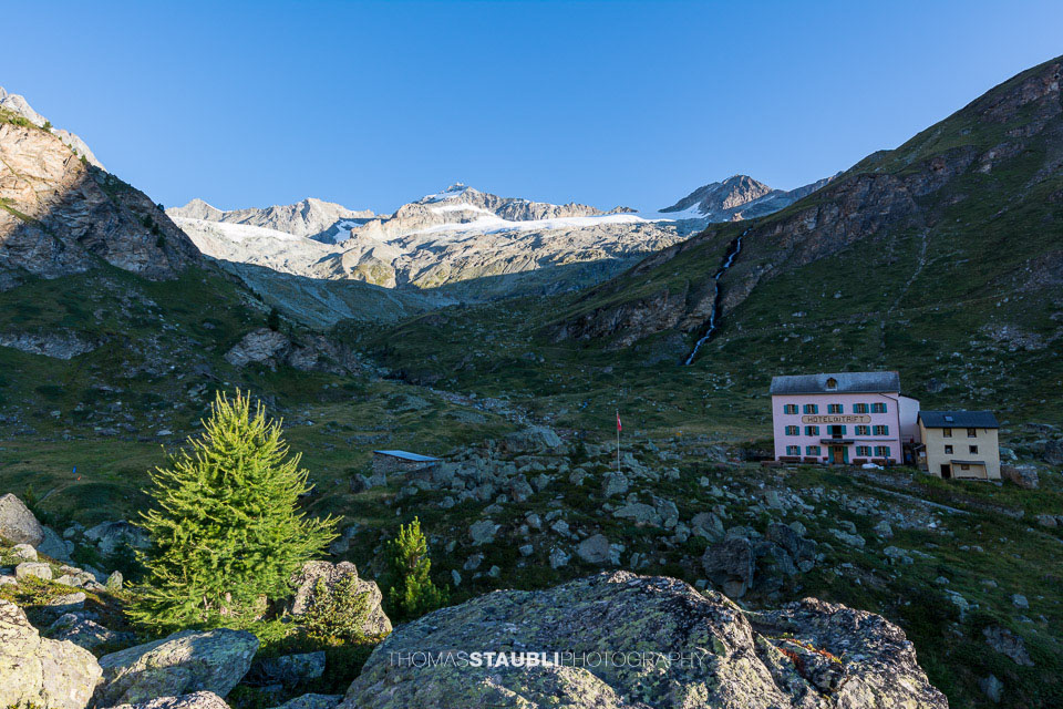 blauer Himmel über dem Berggasthaus Trift mit Zinalrothorn im Hintergrund