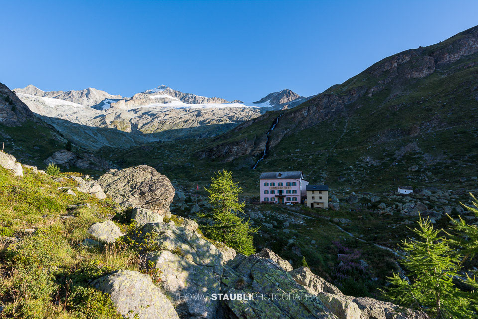blauer Himmel über dem Berggasthaus Trift mit Zinalrothorn im Hintergrund