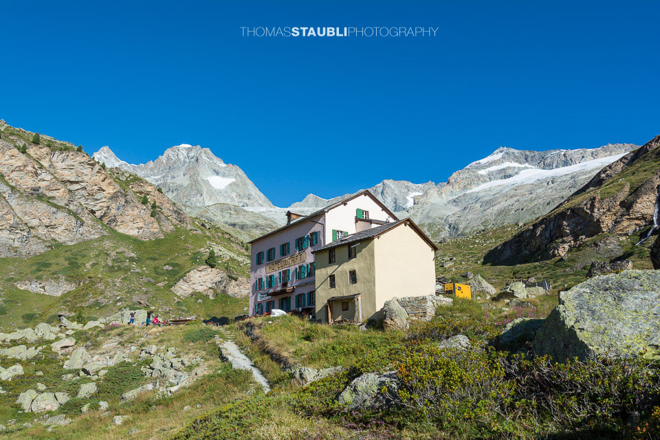 blauer Himmel über dem Berggasthaus Trift mit Ober Gabelhorn, Wellenkuppe, Trifthorn und Zinalrothorn im Hintergrund