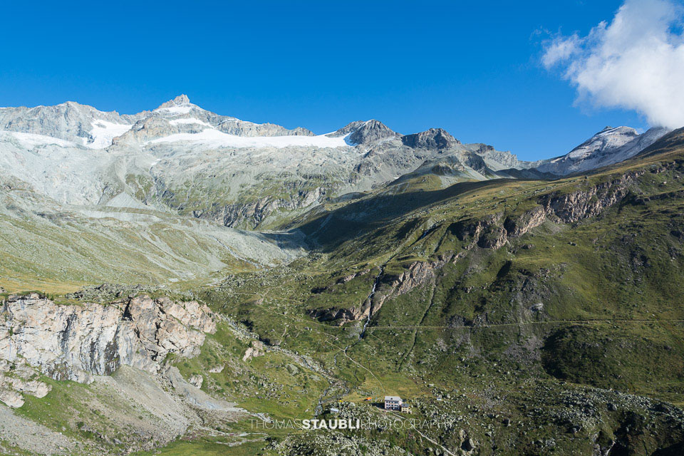Blick von der Höhbalmenstafel Richtung Rothorngletscher und hinunter zum Berggasthaus Trift