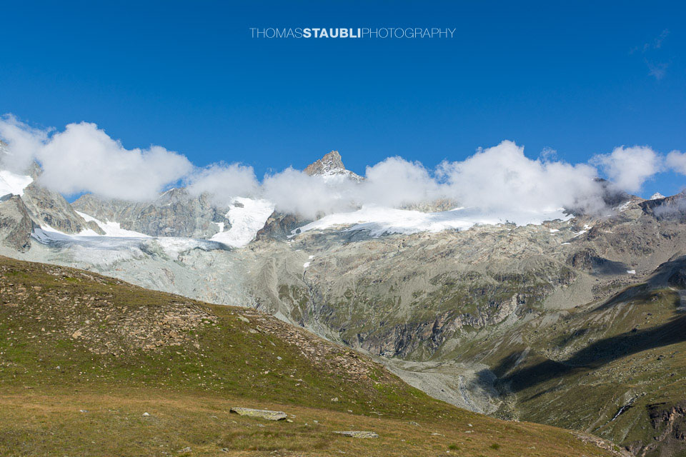 einzig das Zinalrothorn ragt aus dem Wolkenband über dem Trift- und Rothorngletscher 2015