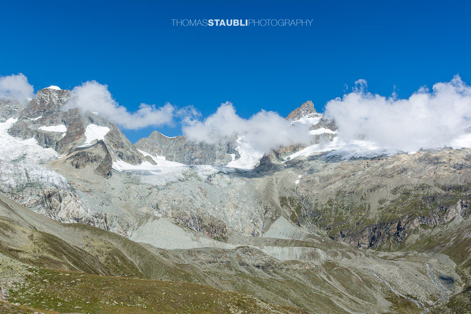 Wellenkuppe und Zinalrothorn ragen aus dem Wolkenband