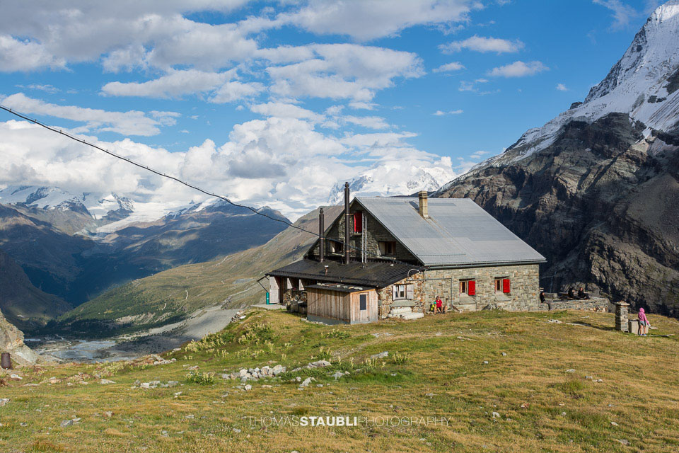 Sonne und Wolken über der Schönbielhütte