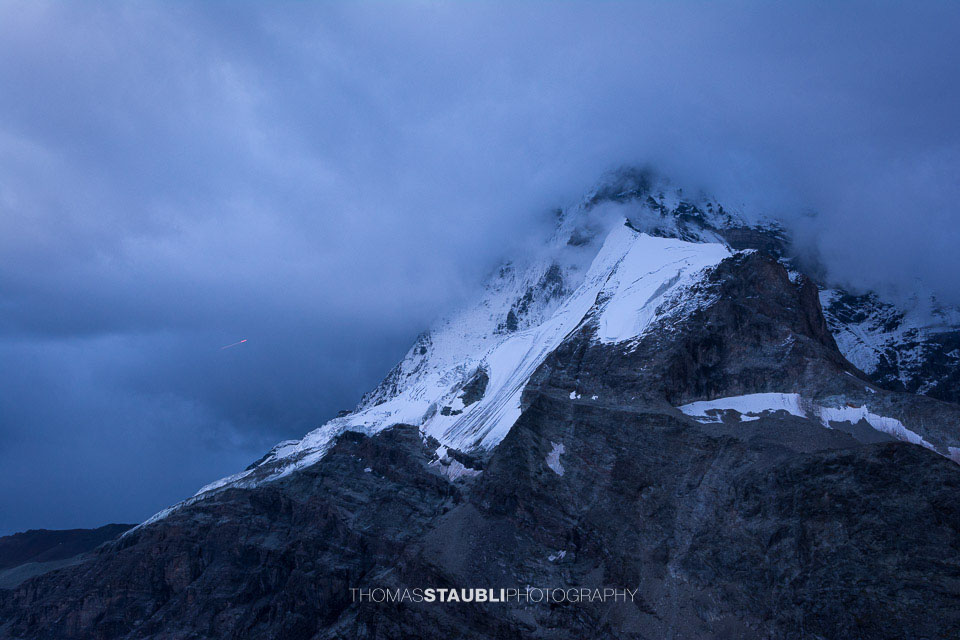 der Gipfel des Matterhorns in Wolken verhüllt