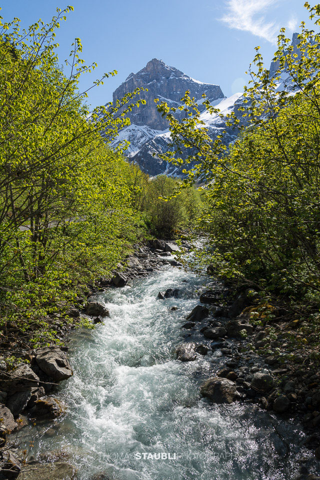 Schmelzwasser der Engelberger Aa, im Hintergrund der noch schneebedeckte Schlossberg