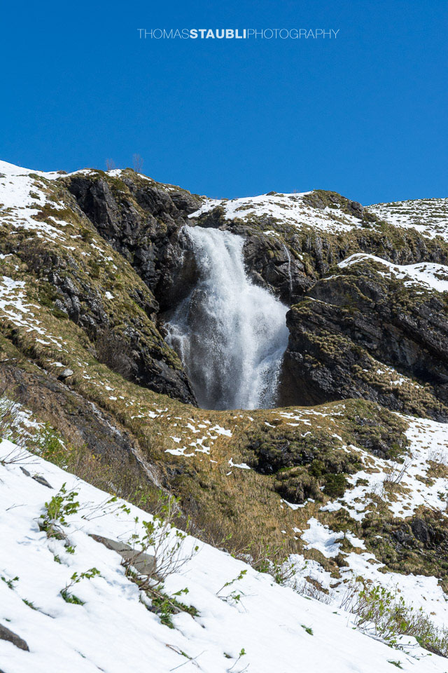 Surenen – noch schneebedeckter Bergweg beim Stäuber Wasserfall