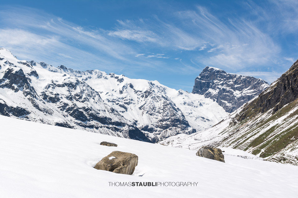 Surenen – auf der verschneite Blackenalp mit Blick zum Bärengruebenköpfli, Grassen, Tierbferg und Titlis
