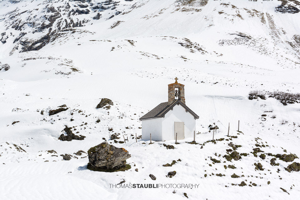 Surenen – Blackenchappeli auf der verschneiten Blackenalp